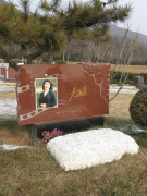 js3333线路检测中心集团是如何为著名演员李媛媛打造名人艺术墓碑的？