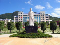 鲁迅雕像：一代文豪的精神印记